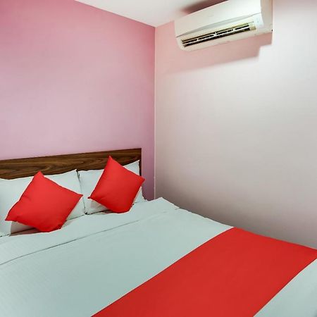 Oyo 89480 Dream House Hotel Скудай Екстериор снимка