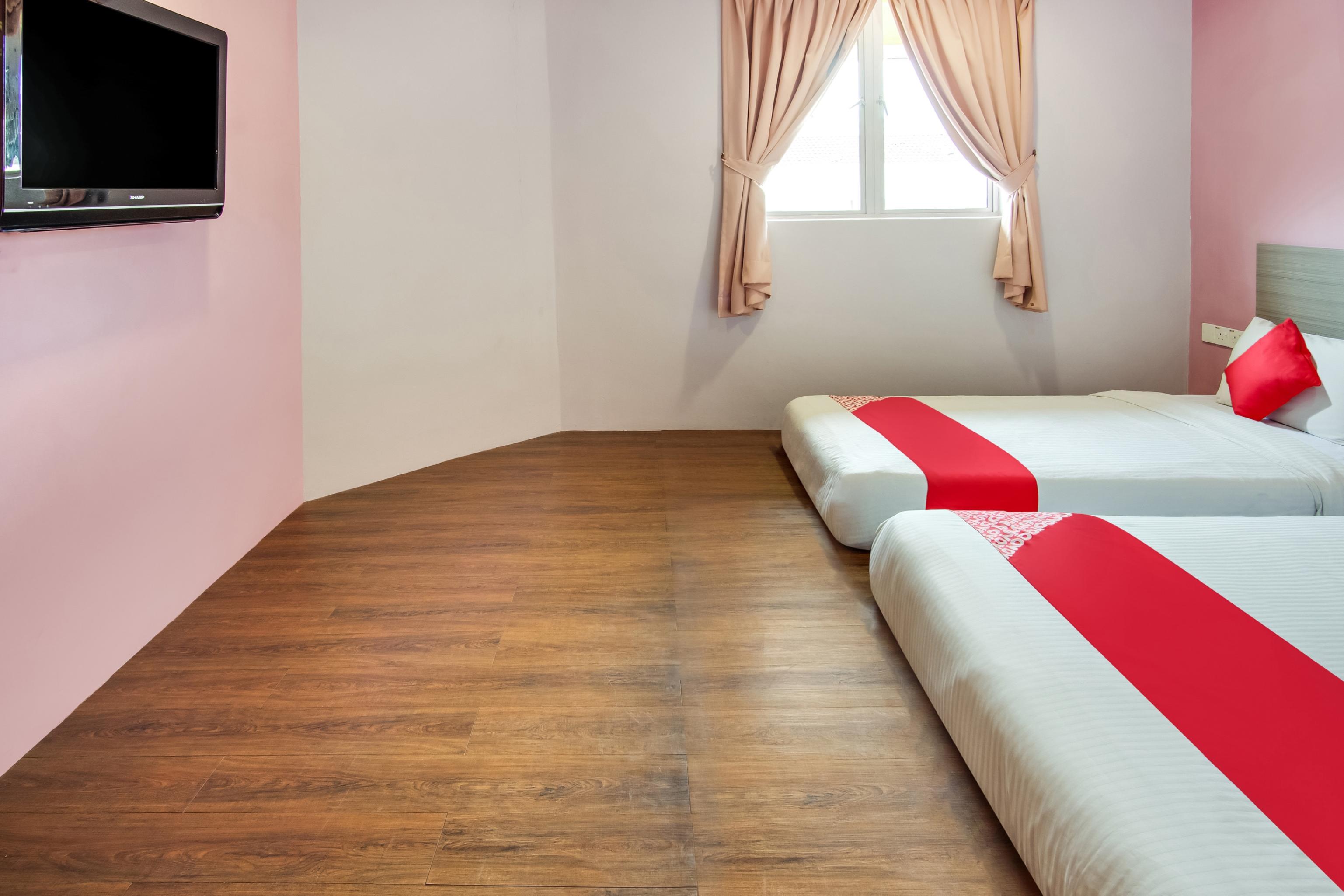 Oyo 89480 Dream House Hotel Скудай Екстериор снимка