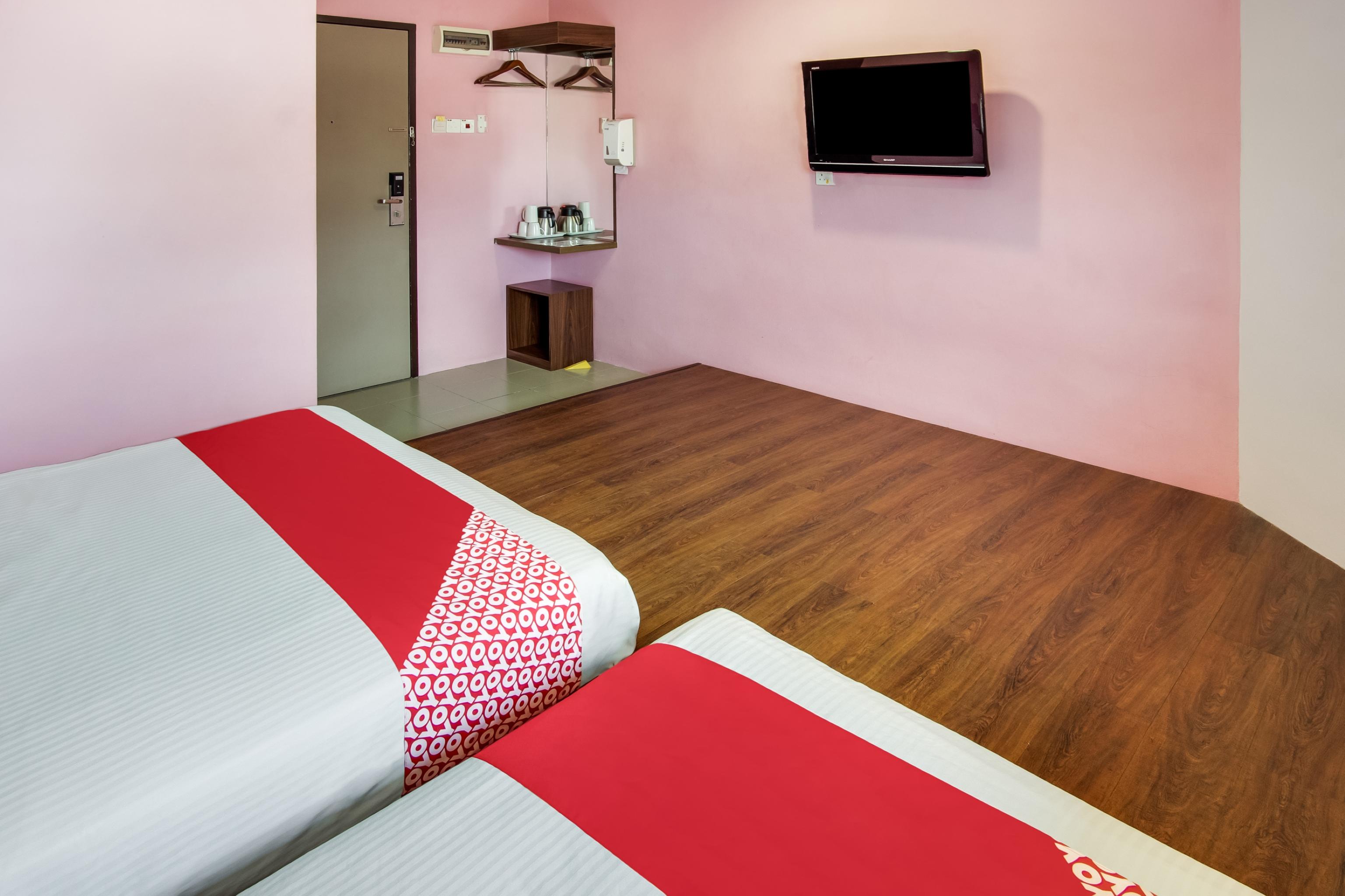 Oyo 89480 Dream House Hotel Скудай Екстериор снимка