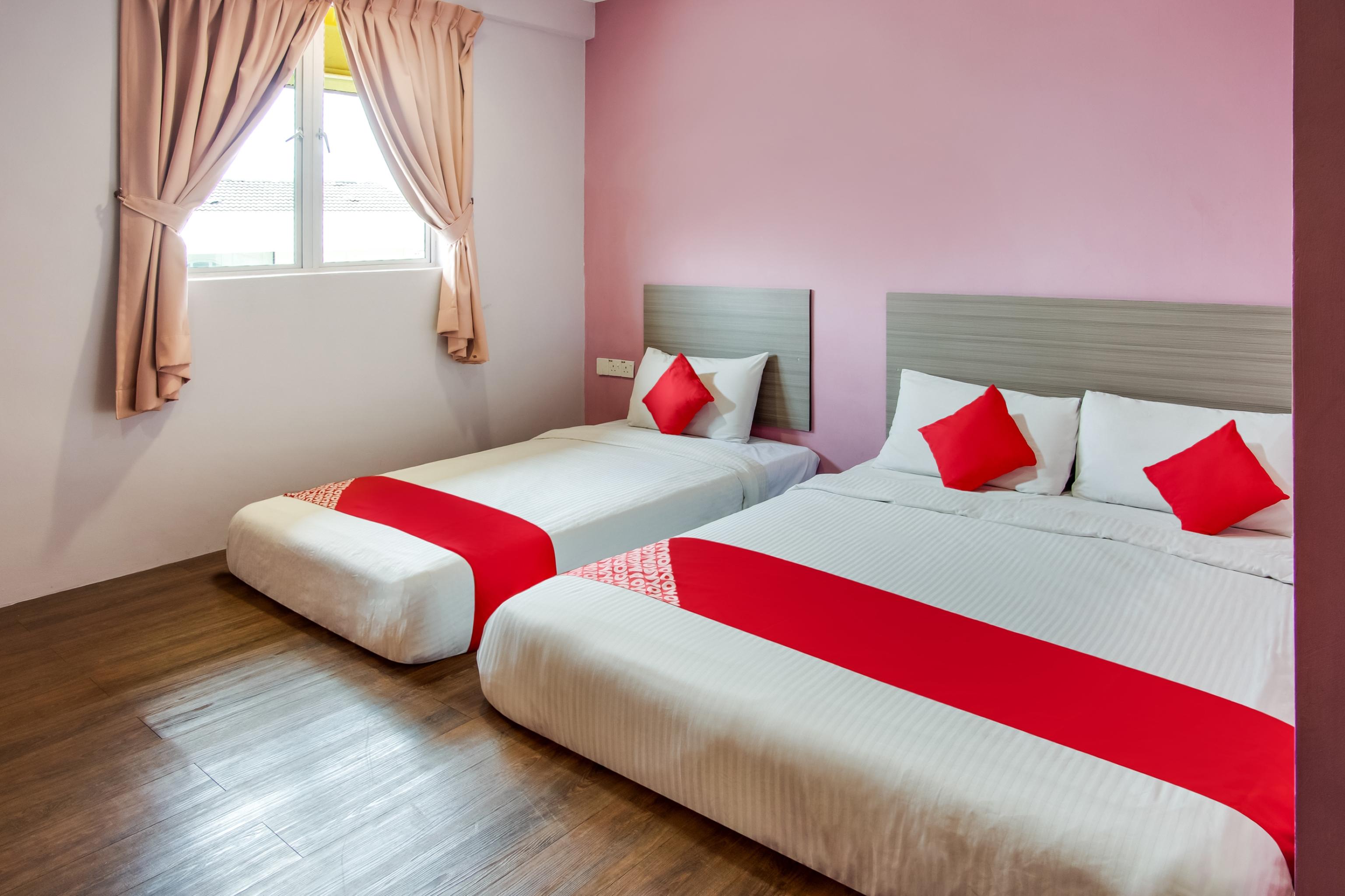 Oyo 89480 Dream House Hotel Скудай Екстериор снимка
