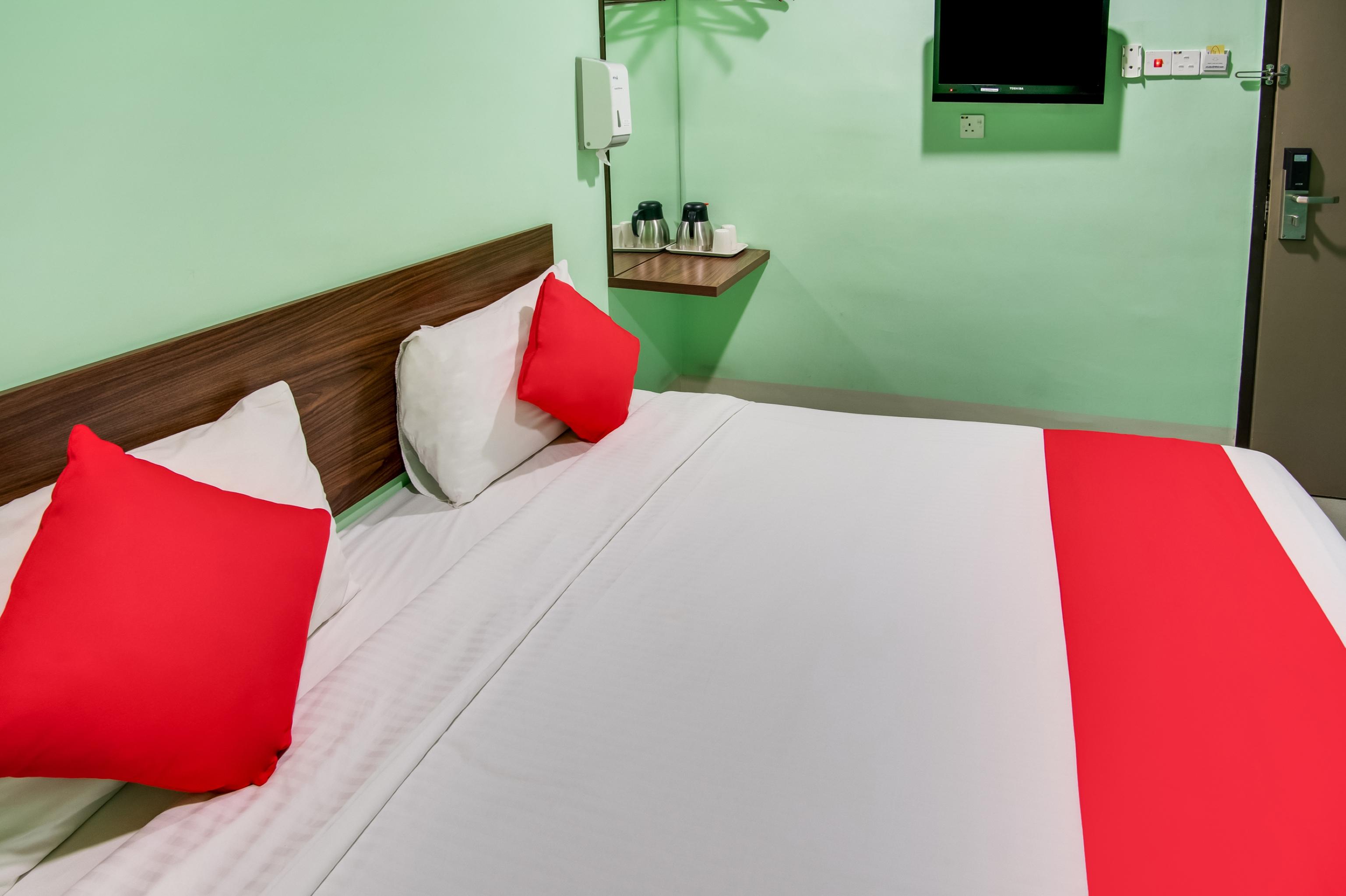 Oyo 89480 Dream House Hotel Скудай Екстериор снимка