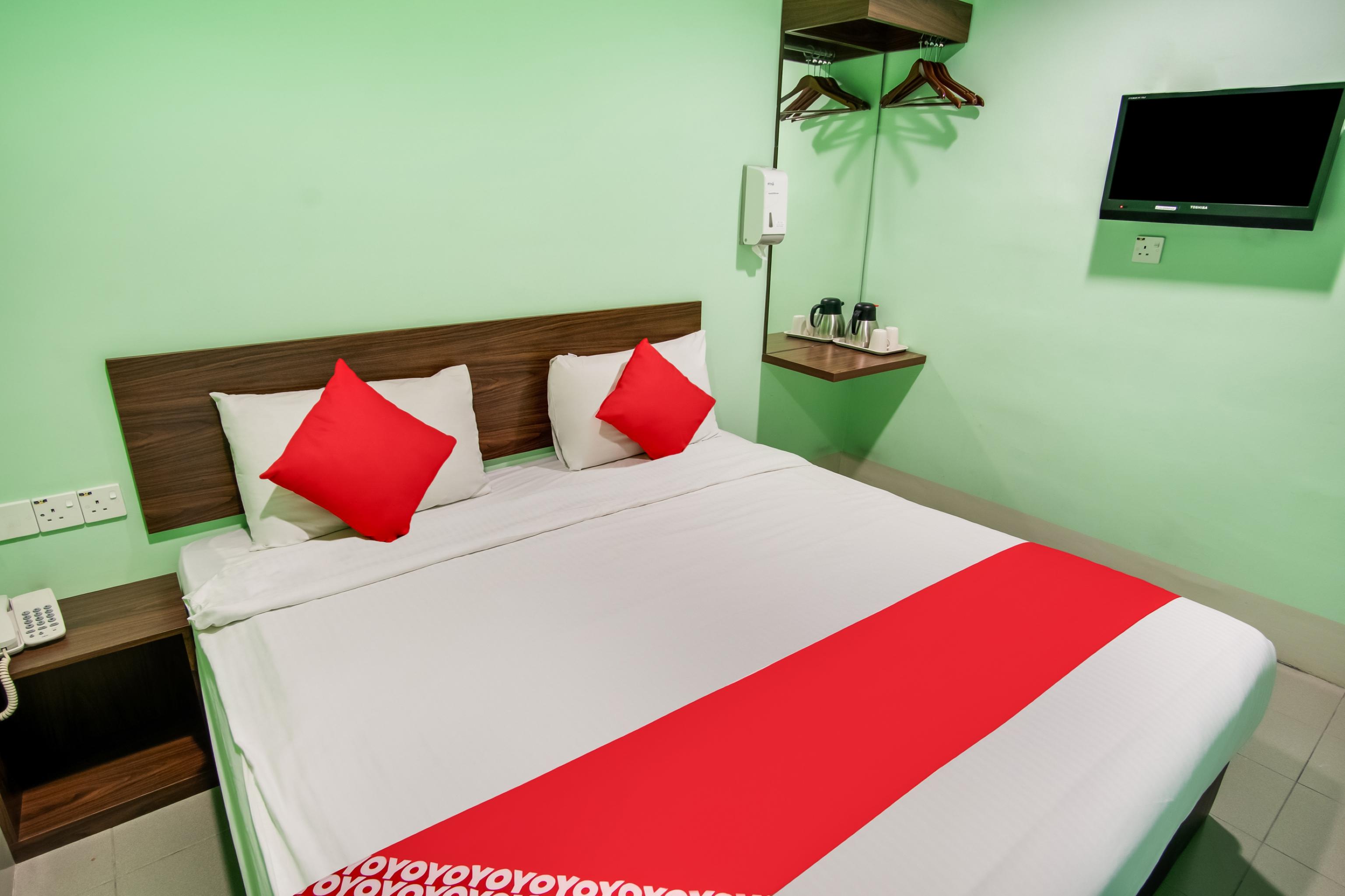 Oyo 89480 Dream House Hotel Скудай Екстериор снимка