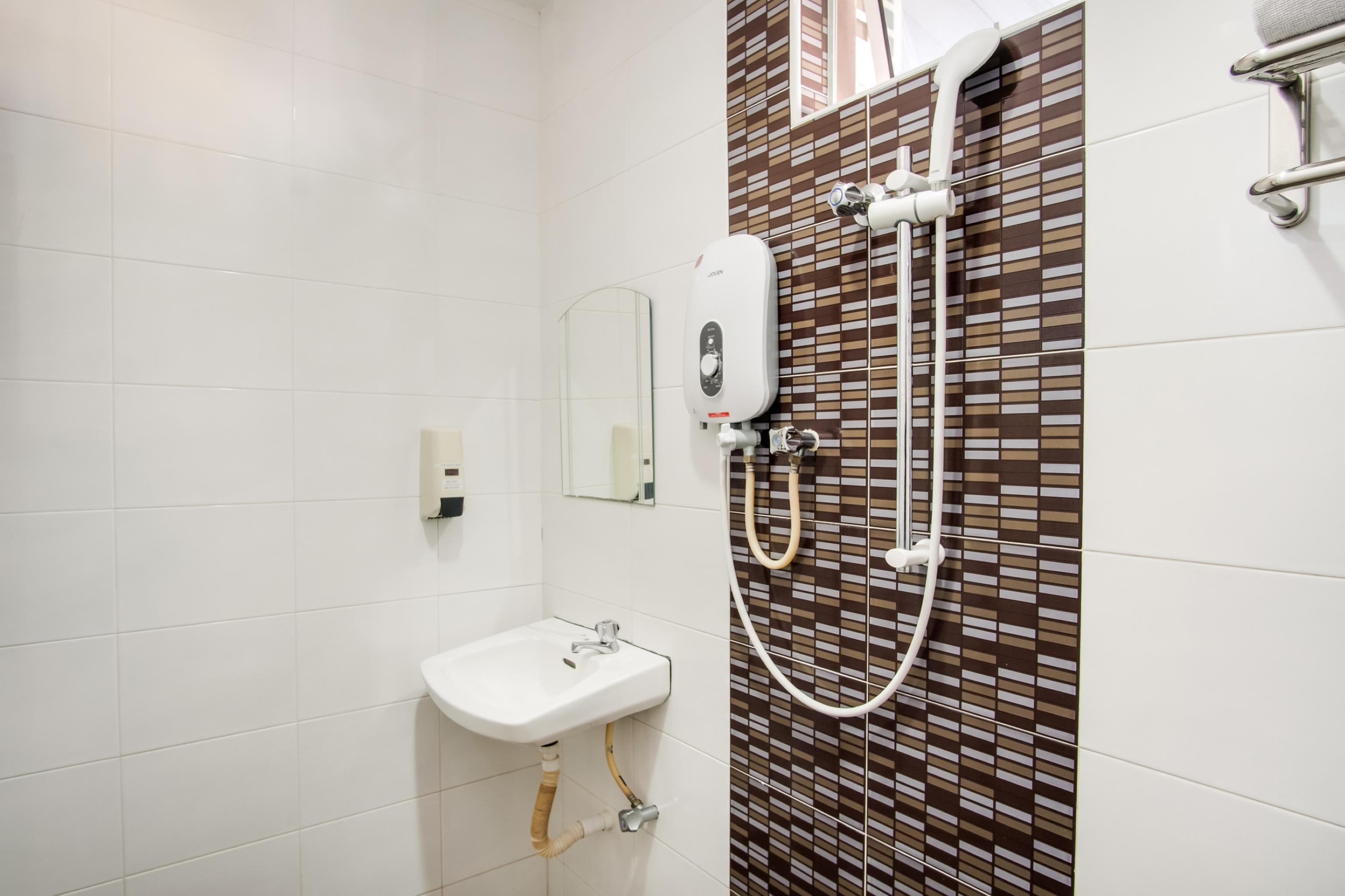 Oyo 89480 Dream House Hotel Скудай Екстериор снимка