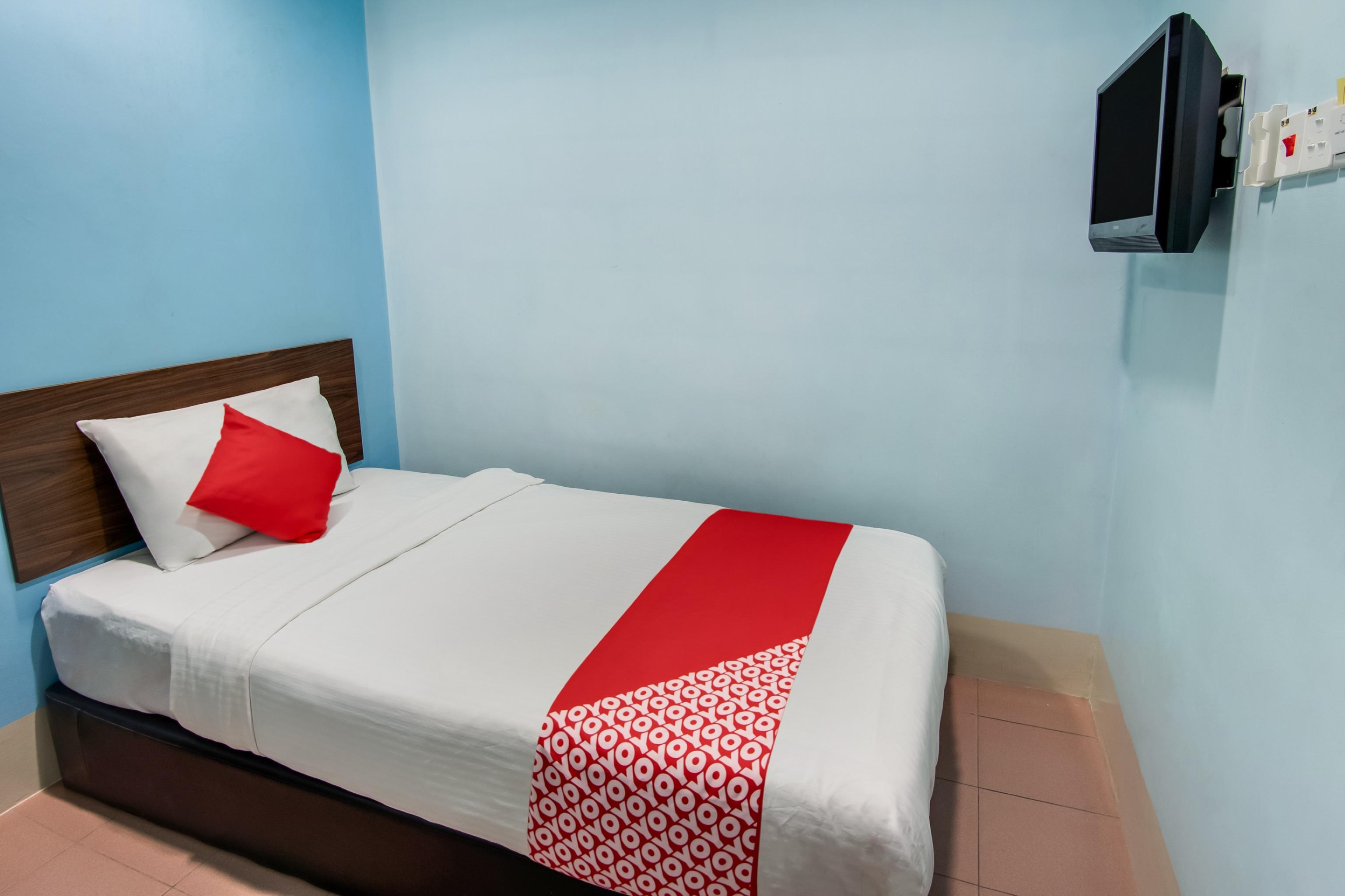 Oyo 89480 Dream House Hotel Скудай Екстериор снимка