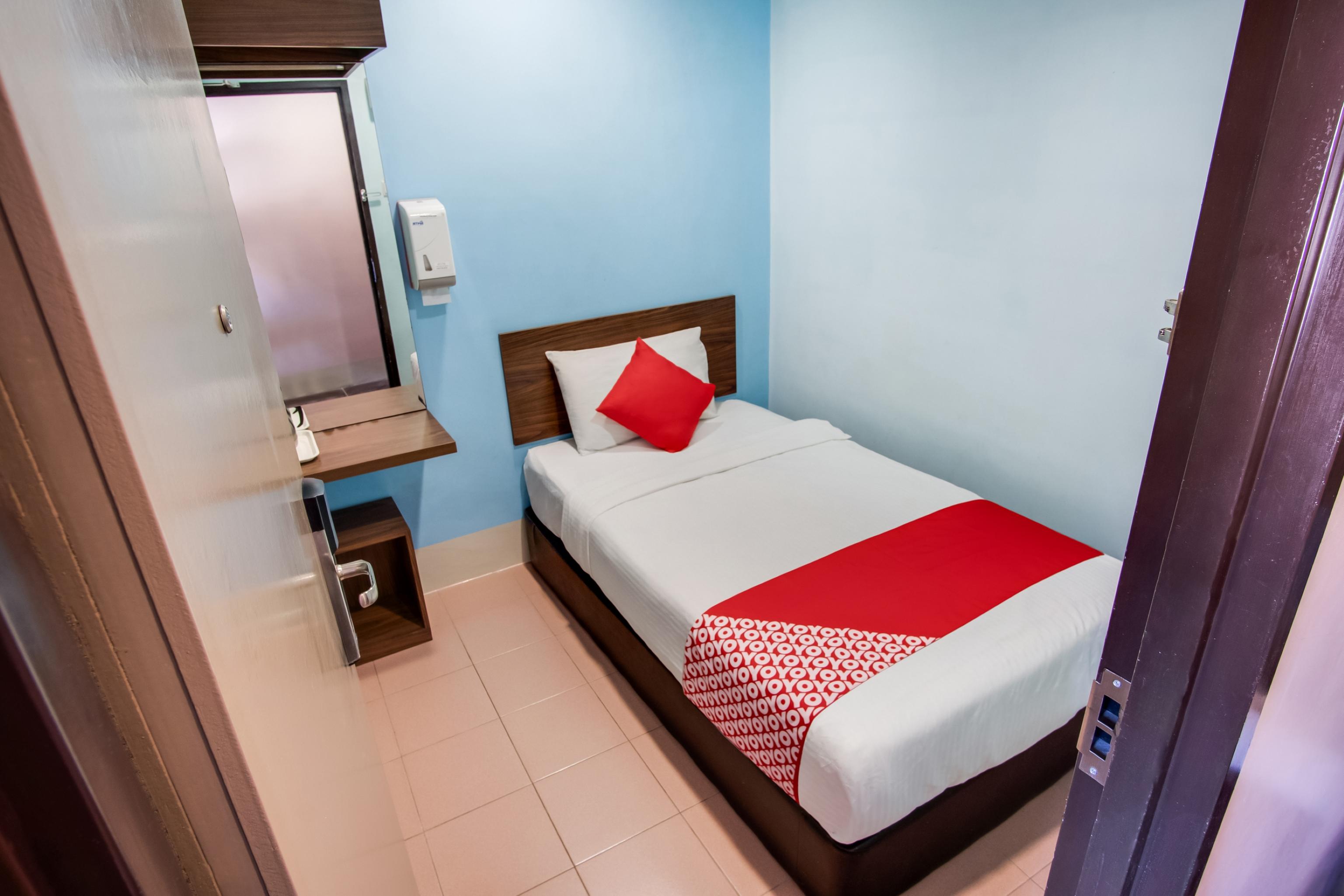 Oyo 89480 Dream House Hotel Скудай Екстериор снимка