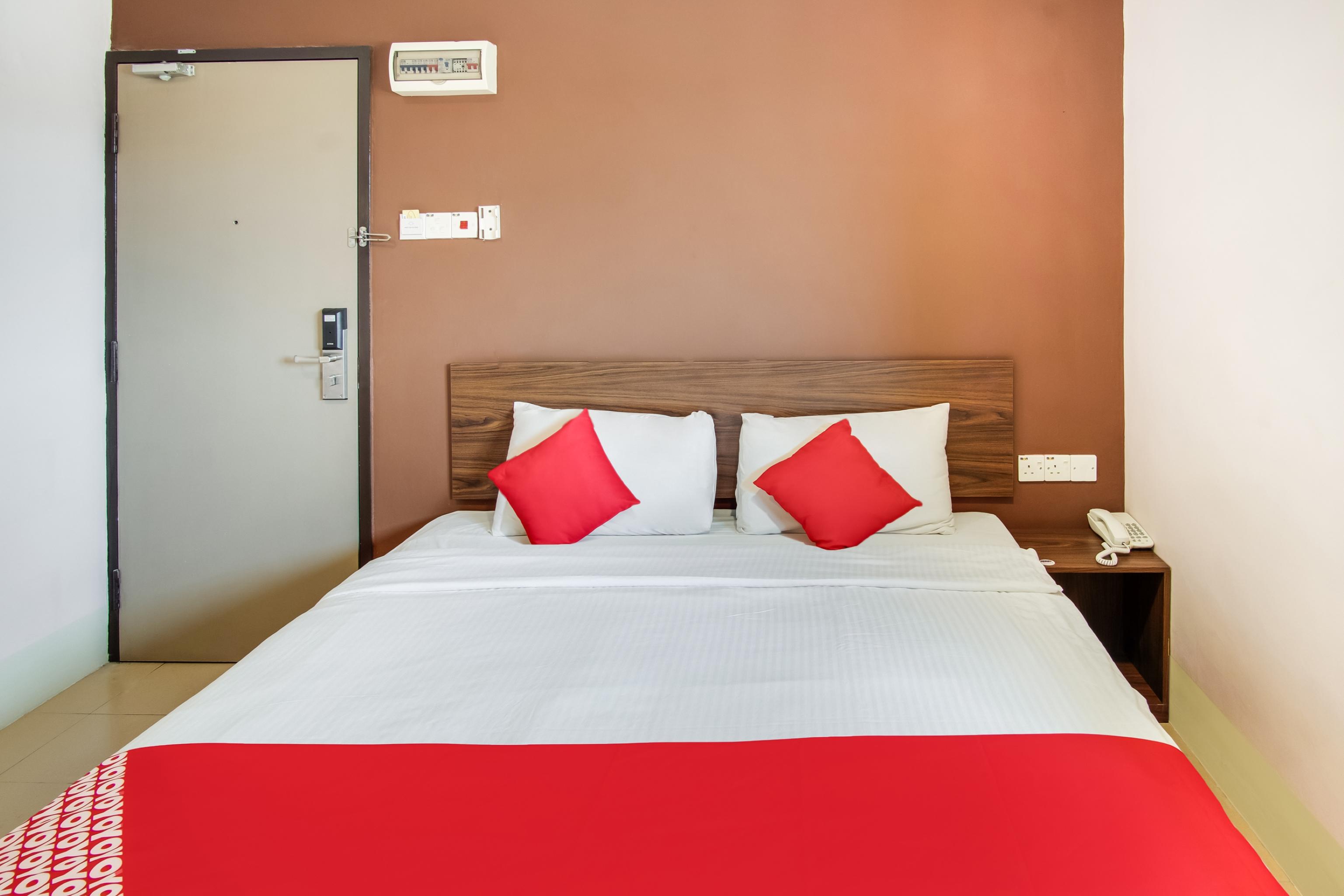 Oyo 89480 Dream House Hotel Скудай Екстериор снимка