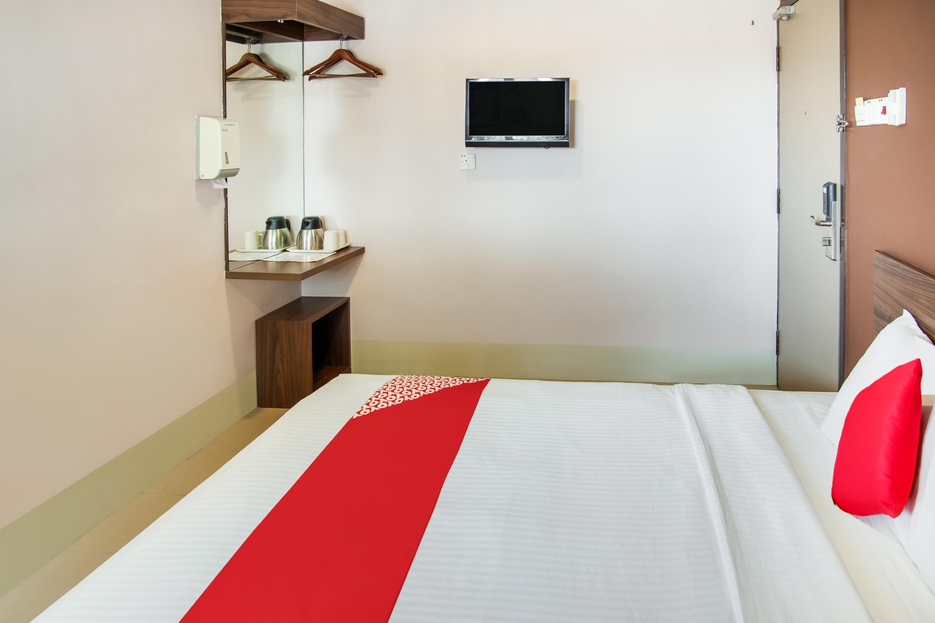 Oyo 89480 Dream House Hotel Скудай Екстериор снимка