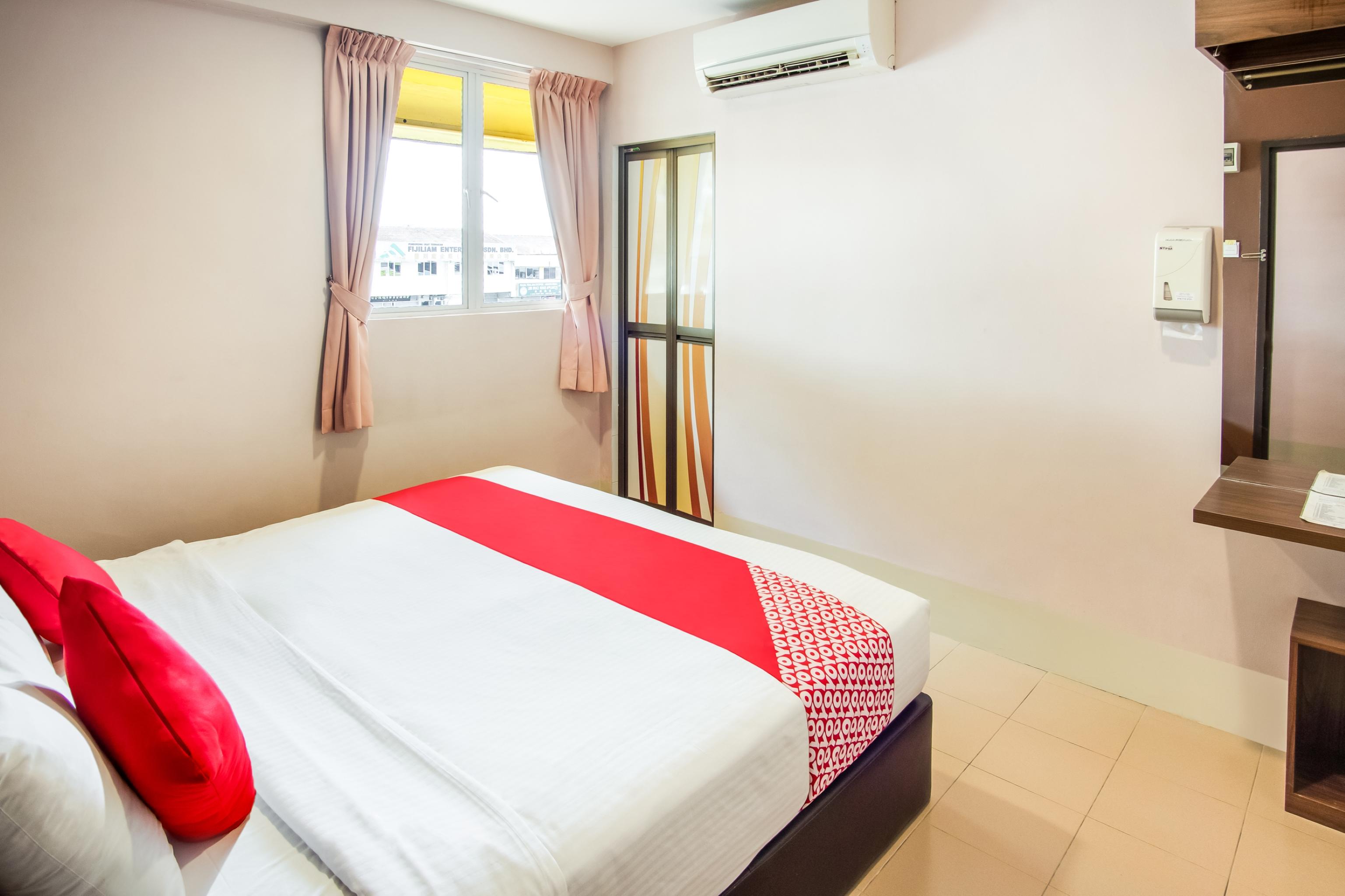 Oyo 89480 Dream House Hotel Скудай Екстериор снимка