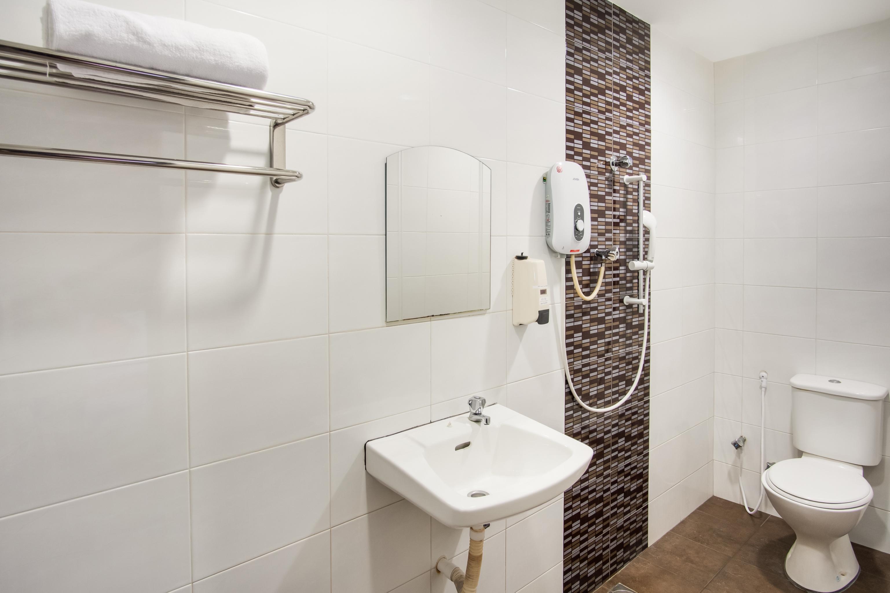 Oyo 89480 Dream House Hotel Скудай Екстериор снимка