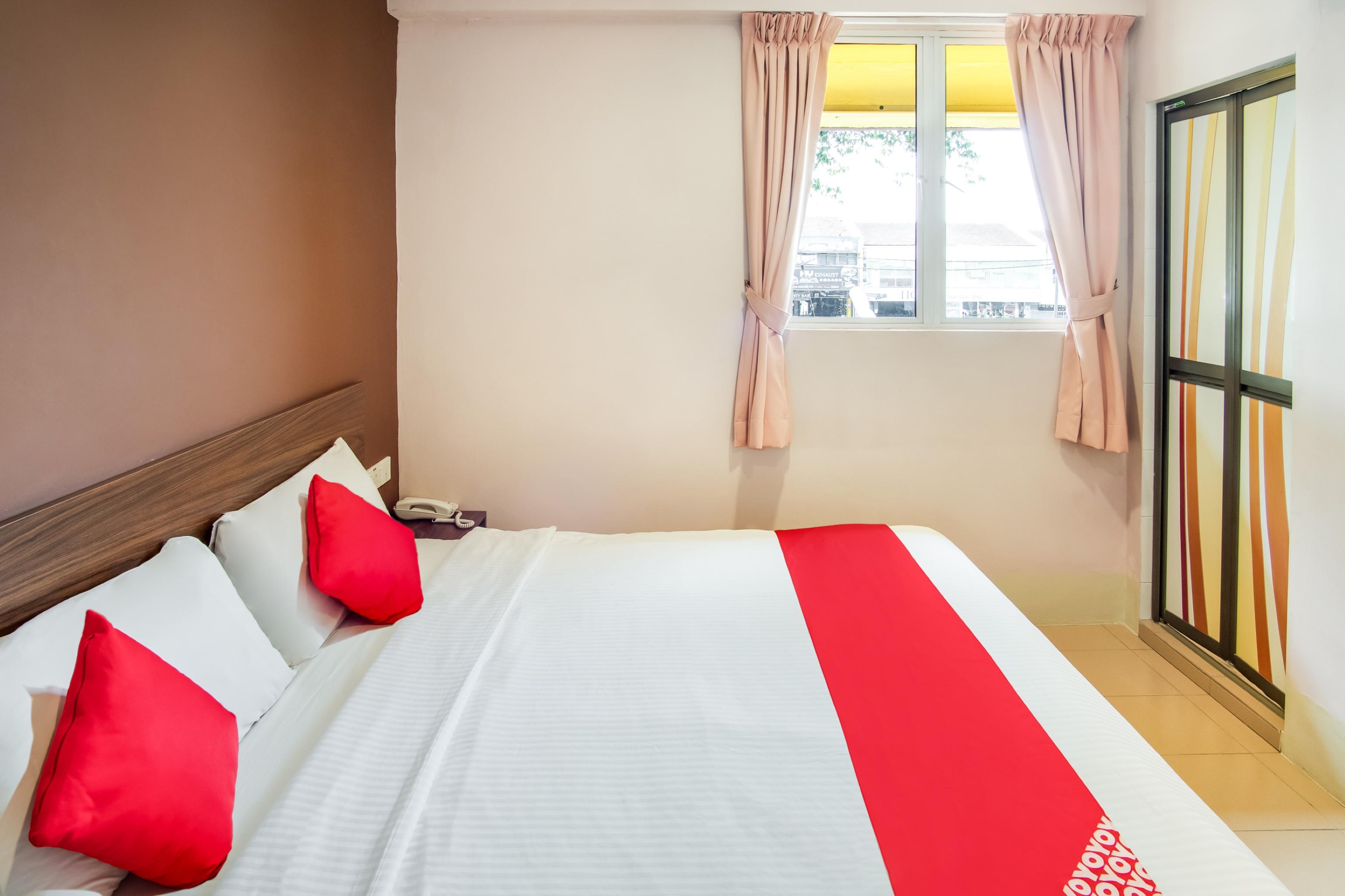 Oyo 89480 Dream House Hotel Скудай Екстериор снимка