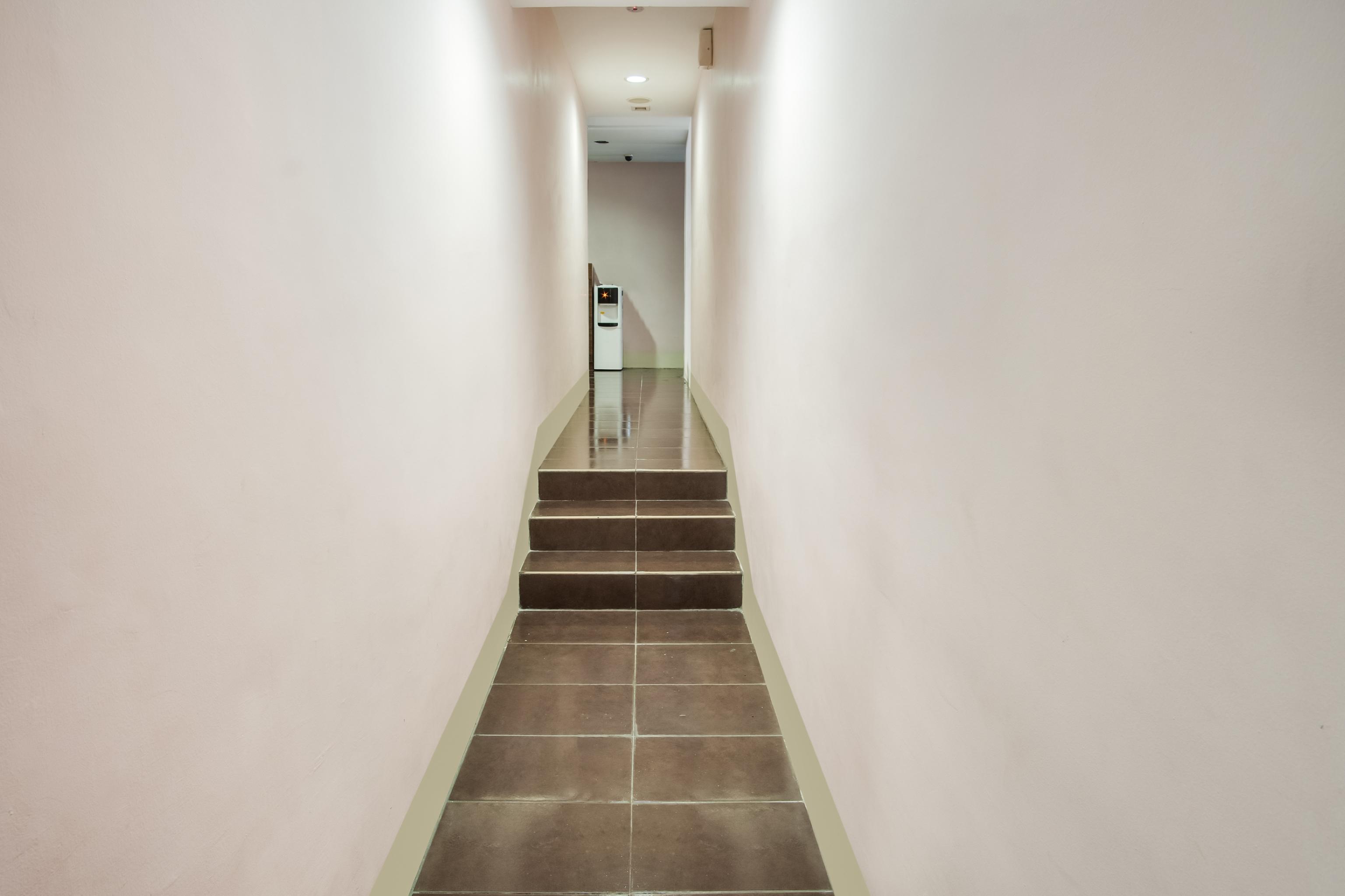 Oyo 89480 Dream House Hotel Скудай Екстериор снимка
