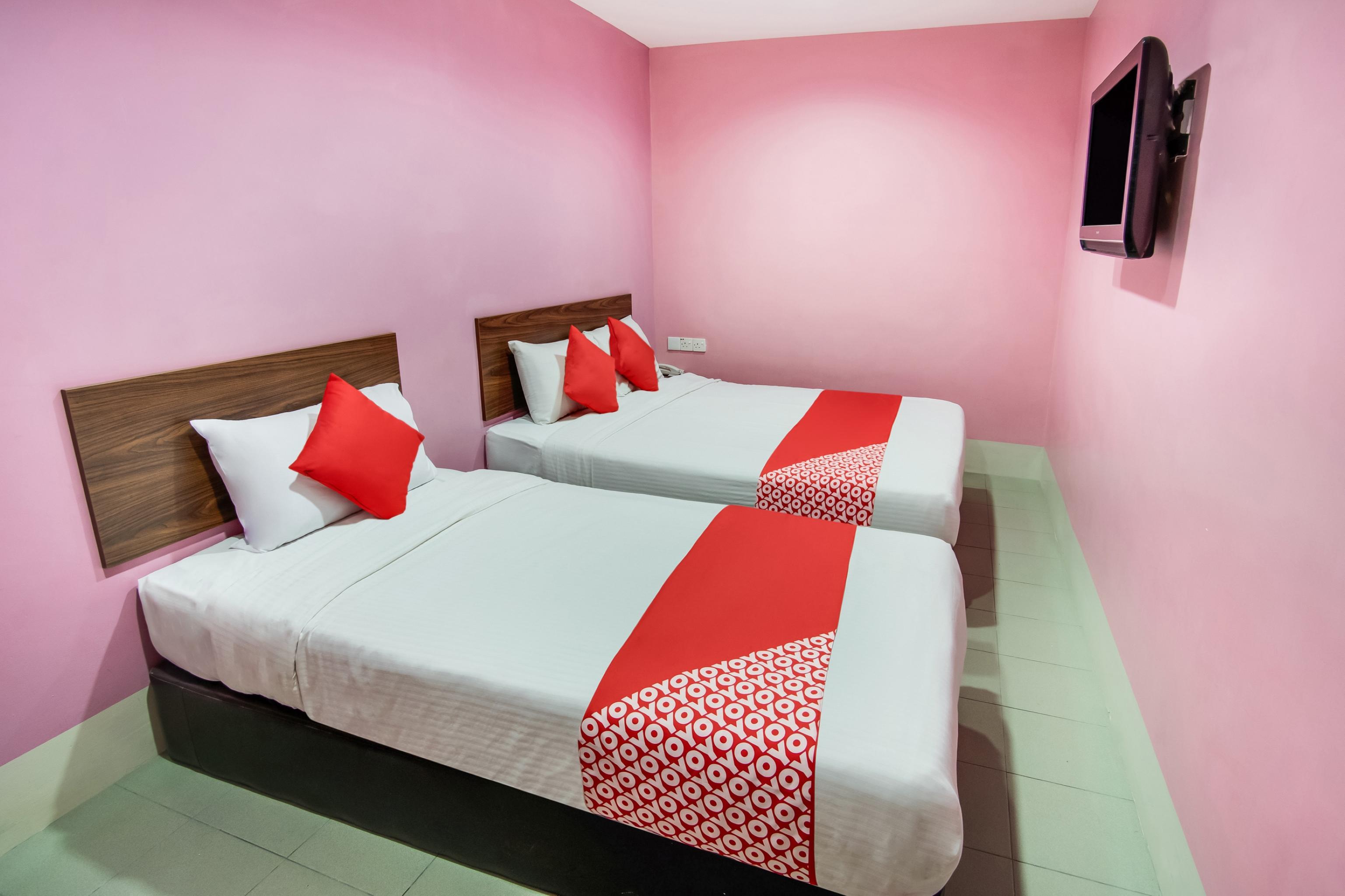 Oyo 89480 Dream House Hotel Скудай Екстериор снимка