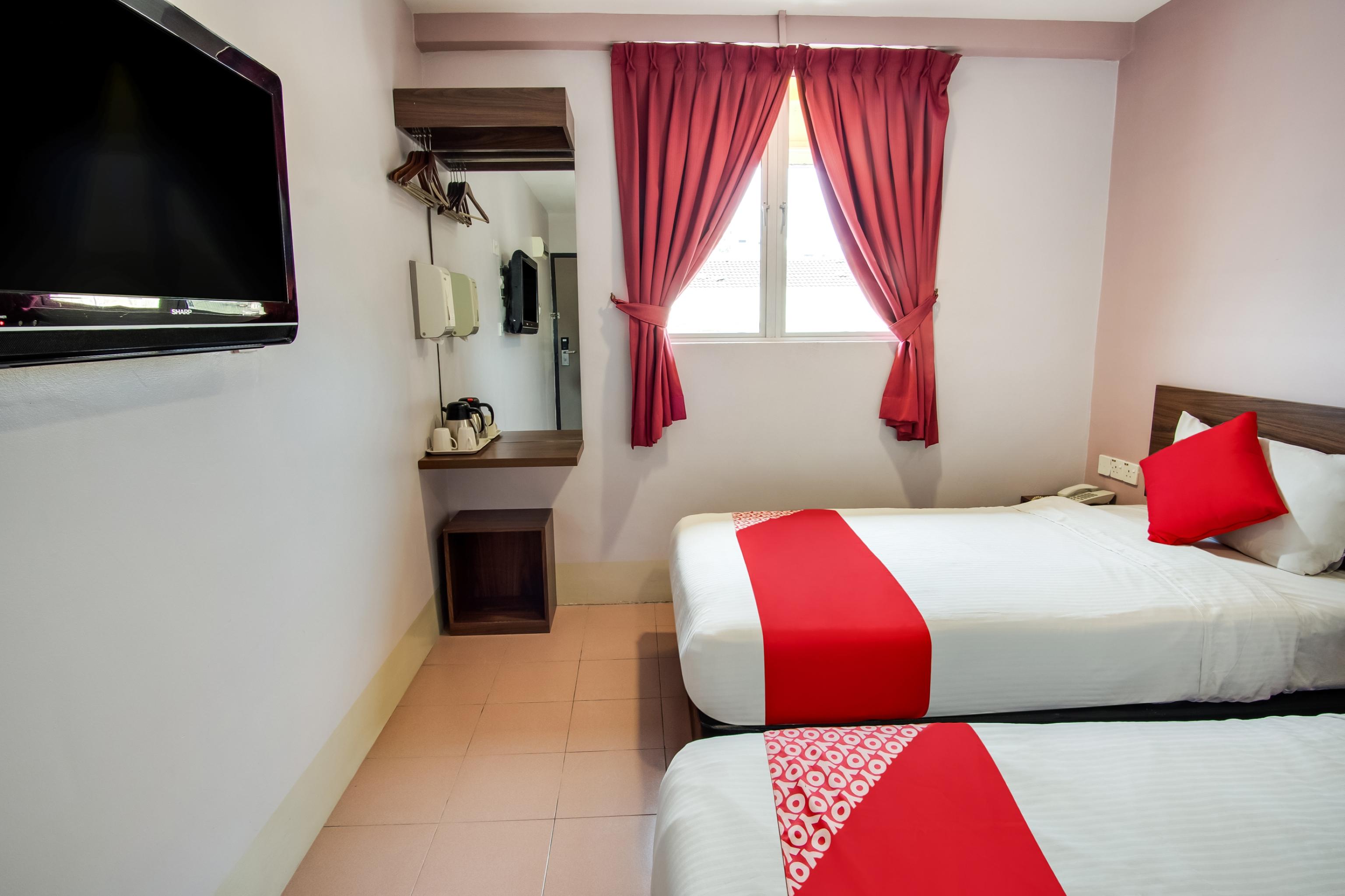 Oyo 89480 Dream House Hotel Скудай Екстериор снимка