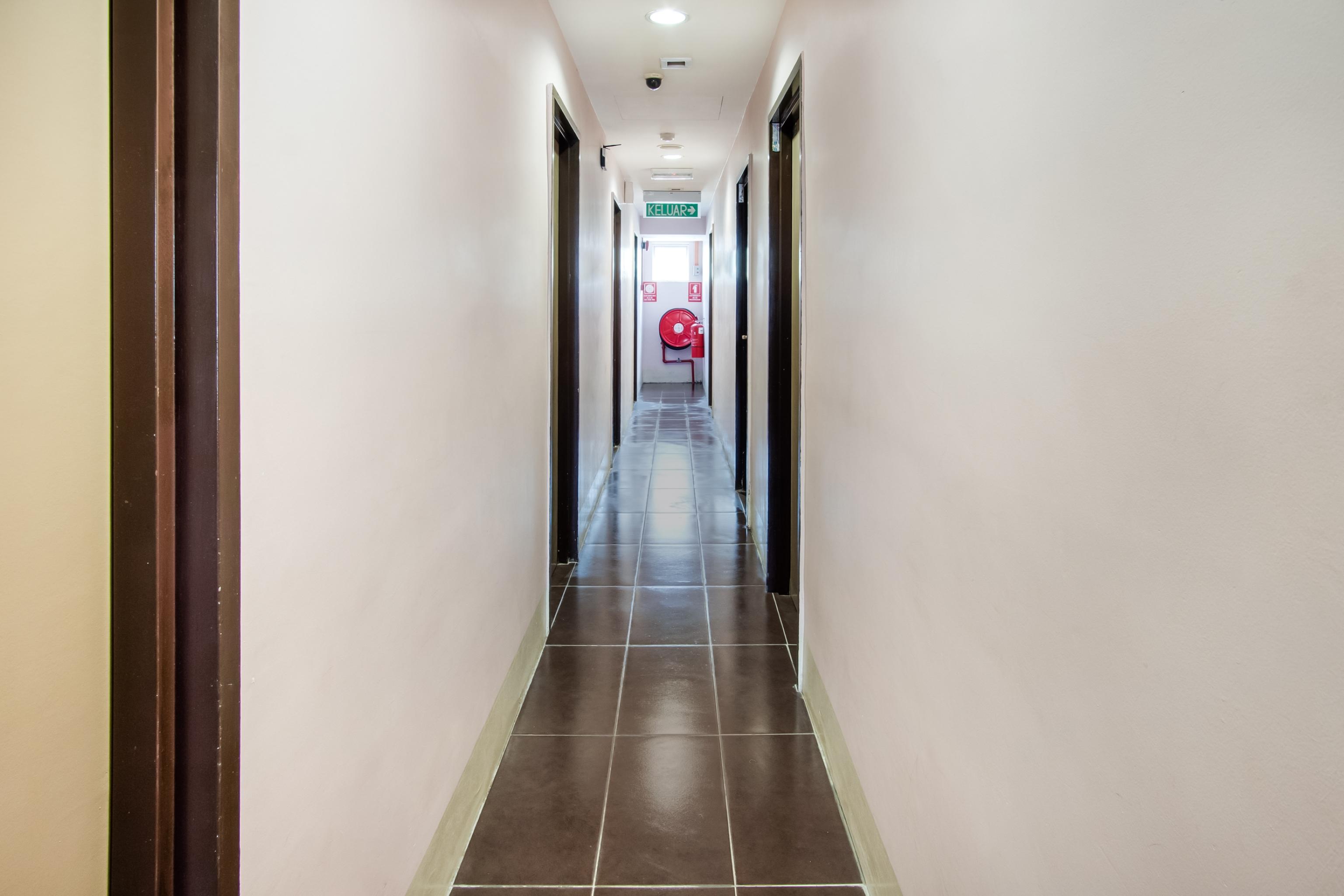 Oyo 89480 Dream House Hotel Скудай Екстериор снимка