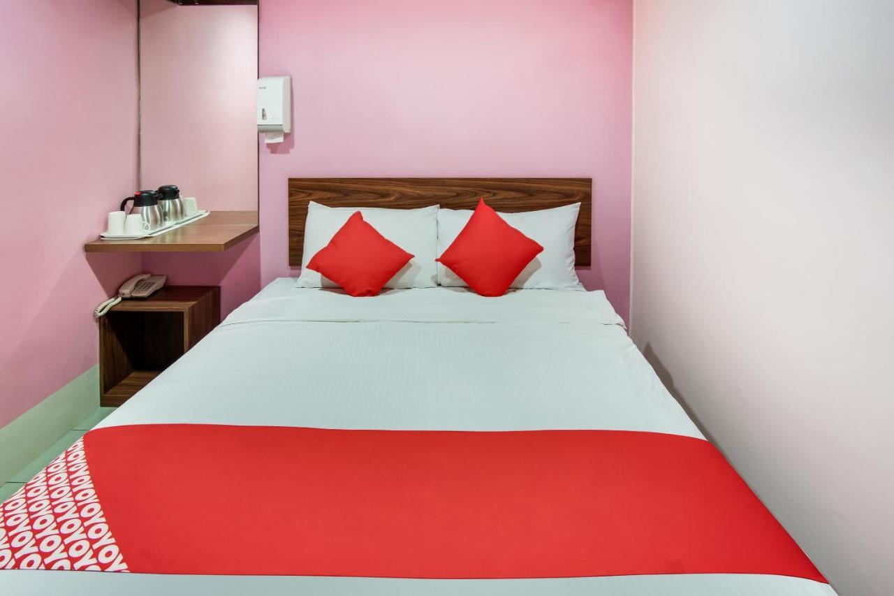Oyo 89480 Dream House Hotel Скудай Екстериор снимка