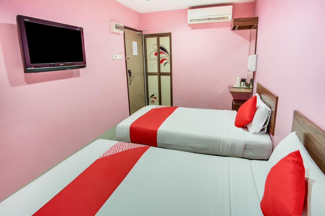 Oyo 89480 Dream House Hotel Скудай Екстериор снимка