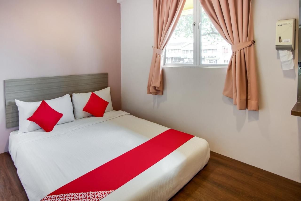 Oyo 89480 Dream House Hotel Скудай Екстериор снимка